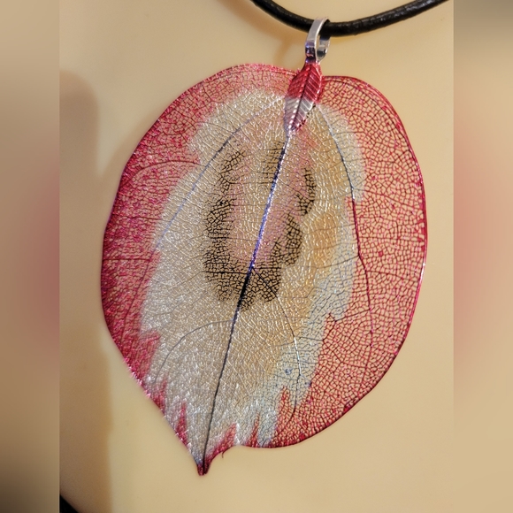 Filigree Leaf Fashion Jewelry Pendant Silver Tone - Picture 3 of 5